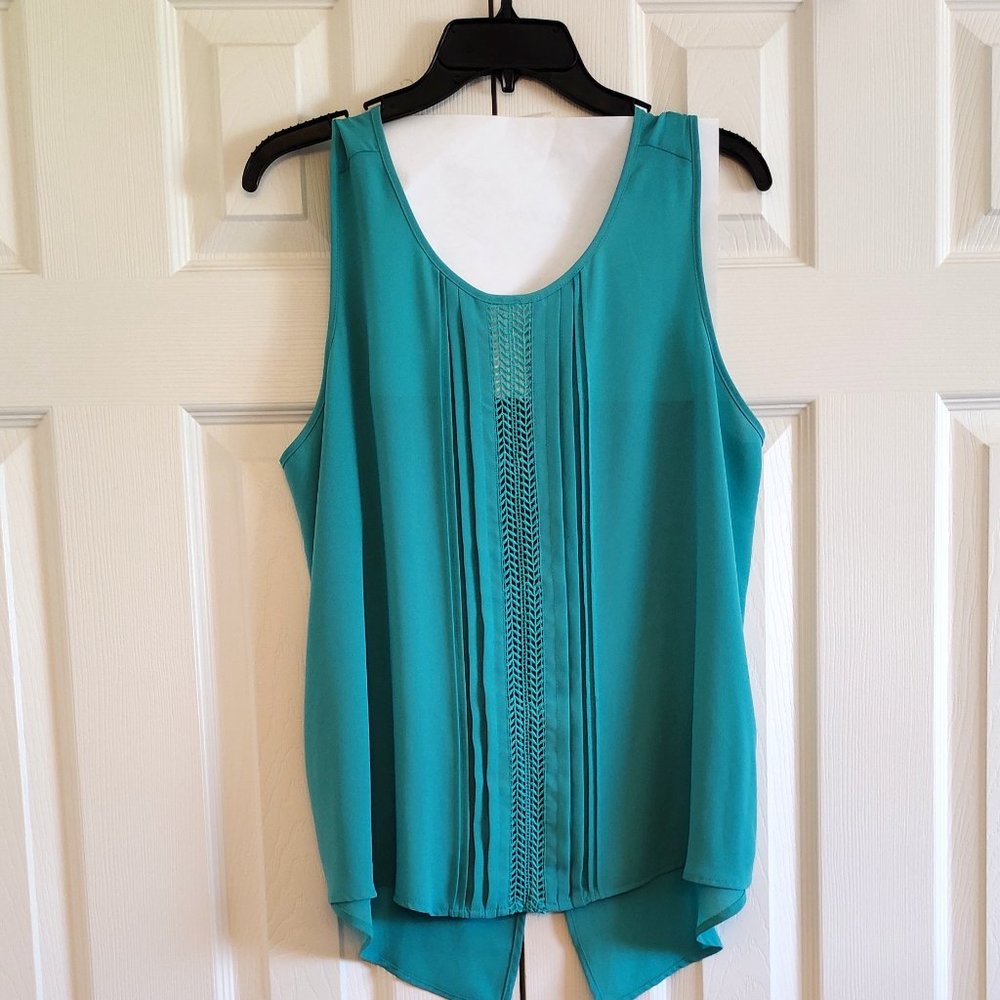 Lush JUST REDUCED  Green Sleeveles Top with Front and Back Details large